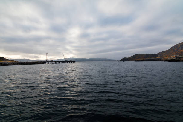 teriberskaya 湾 - fishing village ストックフォトと画像