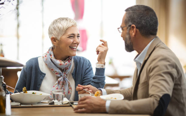 przerwa na lunch w restauracji. - senior adult women adult tan zdjęcia i obrazy z banku zdjęć