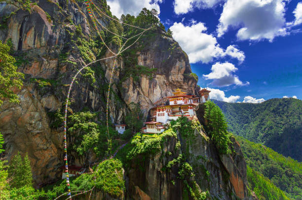 monastero del nido di tigri, taktshang goemba in una giornata luminosa, paro, bhutan - taktsang monastery immagine foto e immagini stock