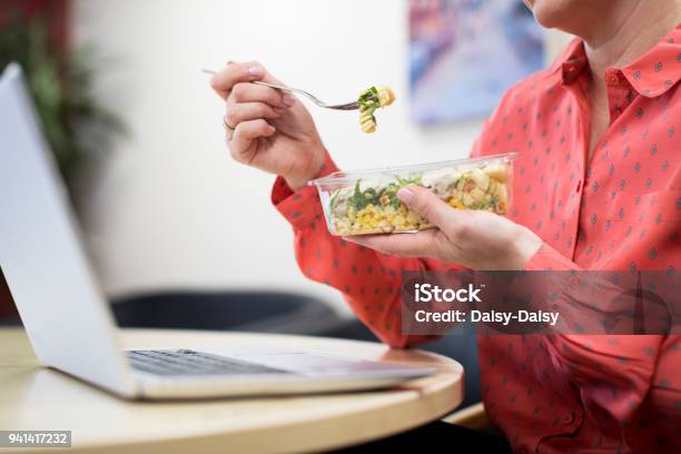 Foto de Trabalhadora Em Massa Saudável Almoçando Na Mesa De Escritório e mais fotos de stock de Almoço