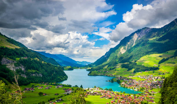 ルツェルン、スイス、ヨーロッパの近くに lungernsee 湖の空中写真 - ルツェルン ストックフォトと画像