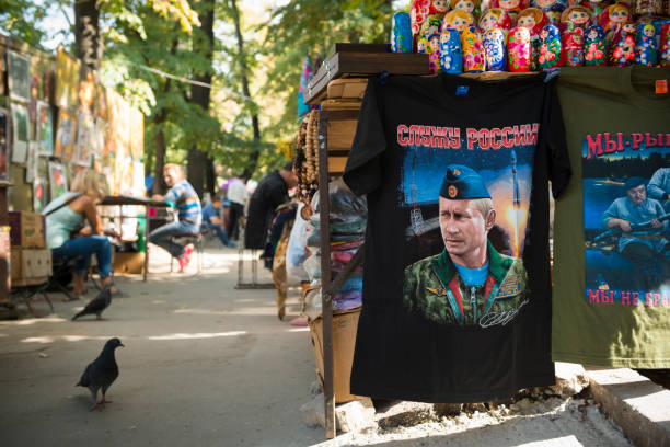 t-shirt vladimir putin no mercado em chisinau, moldávia - russian nesting doll doll russian culture nobody - fotografias e filmes do acervo