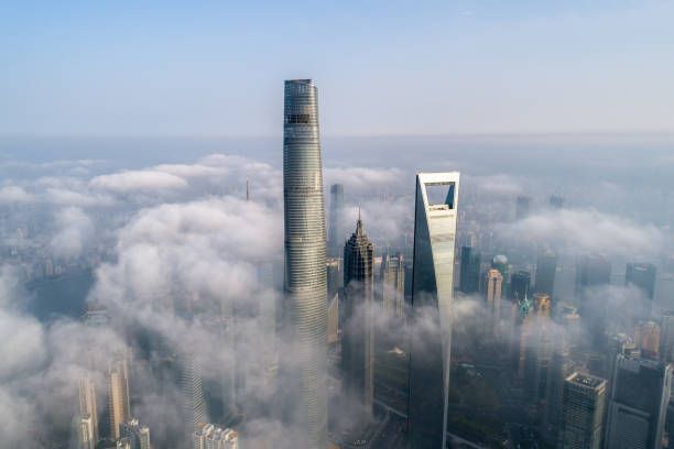 上海の雲の上の高層ビル - shanghai tower ストックフォトと画像