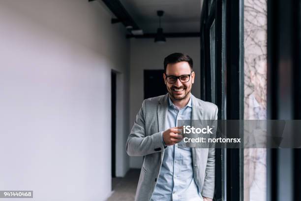 Porträt Eines Lächelnden Geschäftsmann Eine Pause Stockfoto und mehr Bilder von Kaffee - Getränk - Kaffee - Getränk, Männer, Büro