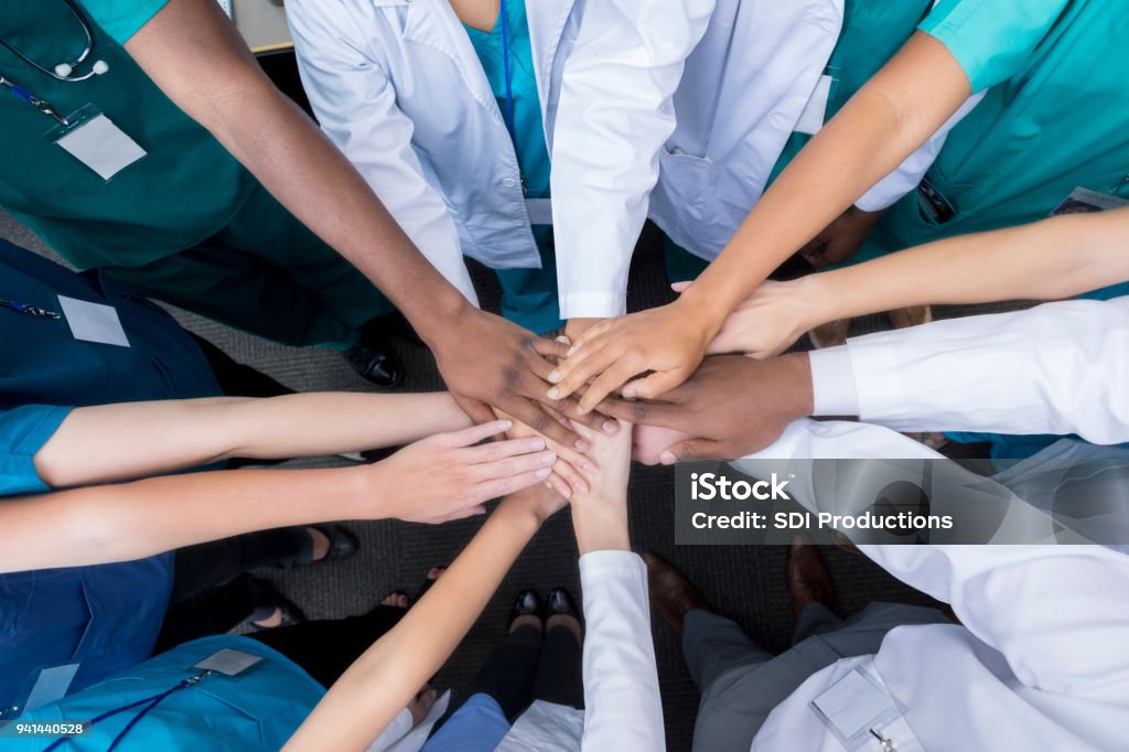 Gruppe von Medizinstudenten Stapeln Hände - Lizenzfrei Gesundheitswesen und Medizin Stock-Foto