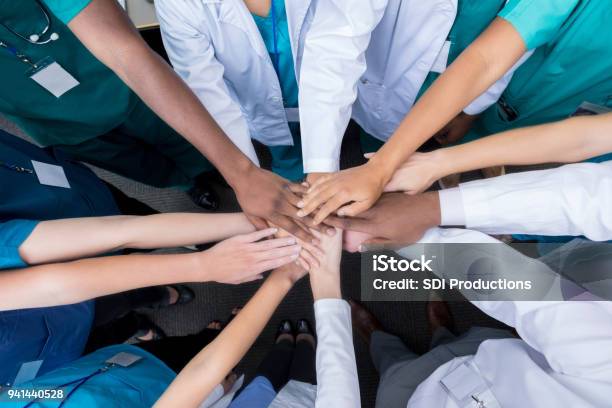 Gruppe Von Medizinstudenten Stapeln Hände Stockfoto und mehr Bilder von Gesundheitswesen und Medizin - Gesundheitswesen und Medizin, Zusammenarbeit, Krankenhaus
