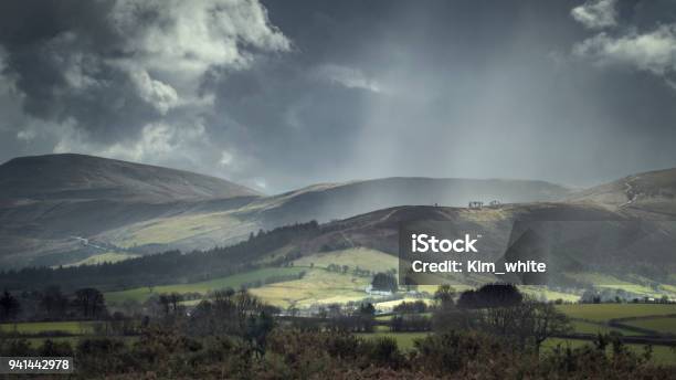 Foto de Paisagem De Inverno Nubladas Colinas E Montanhas e mais fotos de stock de Aventura - Aventura, Bosque - Floresta, Brecon Beacons