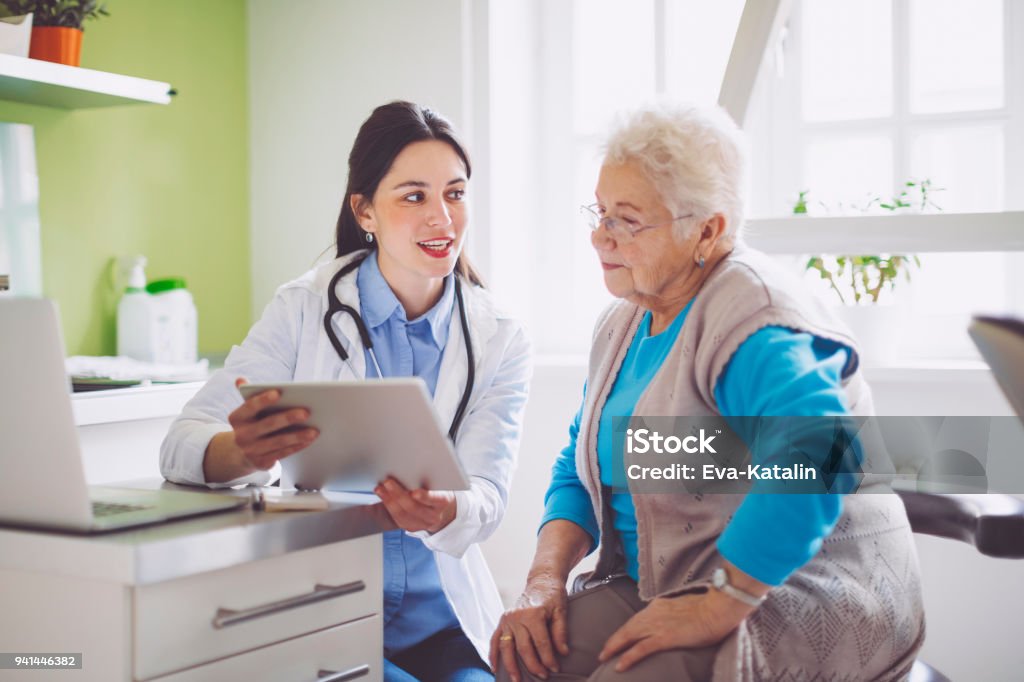 Arzt Beratung ihrer Patientin - Lizenzfrei Arzt Stock-Foto