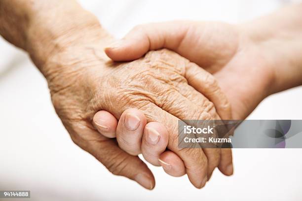 Adulto Ajudando Senior No Hospital - Fotografias de stock e mais imagens de Mãos Juntas - Mãos Juntas, Terceira idade, Adulto