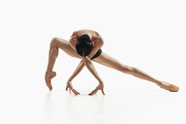 エアロビクスなどのフィットネス女性に孤立した全身エクササイズ - motion muscular build dancing ballet ストックフォトと画像