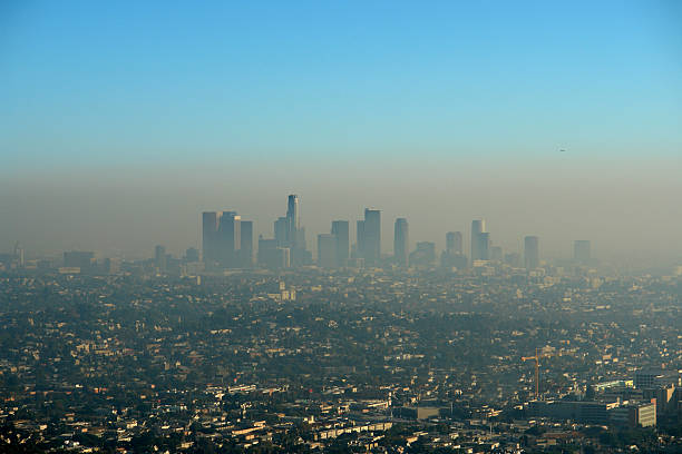 brown schicht von los angeles smog - luftverschmutzung stock-fotos und bilder