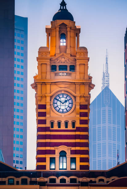 estação ferroviária de flinders street, melbourne, austrália relógio torre sob o sol da tarde - melbourne australia clock tower clock - fotografias e filmes do acervo