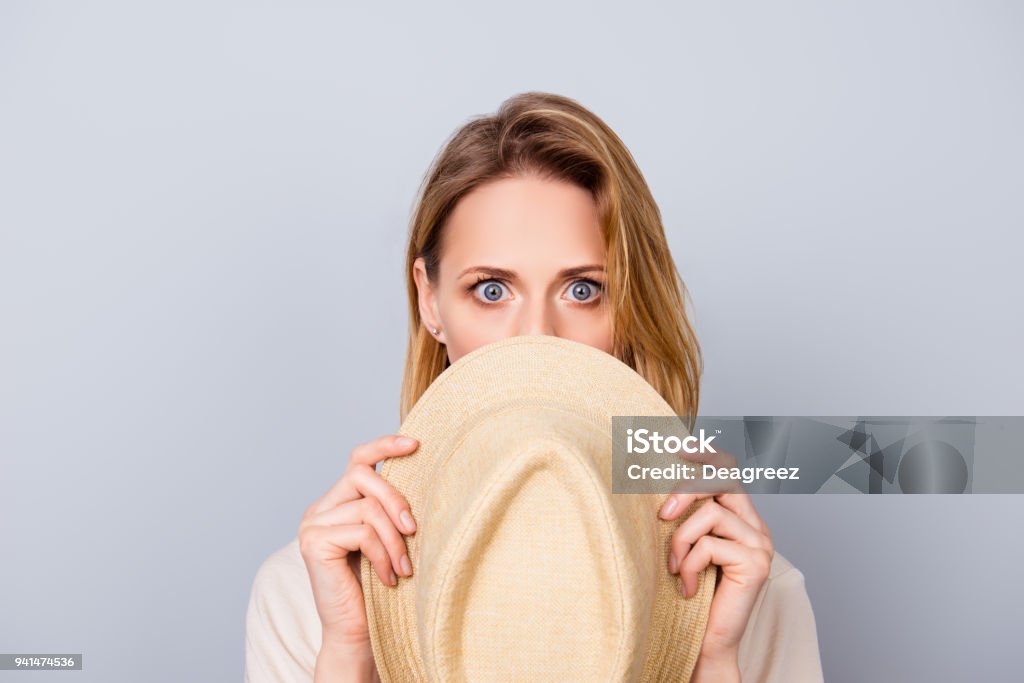 Porträt des netten jungen Frau Schweigen und verstecken ihr Gesicht hinter Hut hautnah - Lizenzfrei Arbeiten Stock-Foto