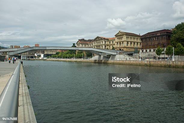 Río Nervión En Bilbao Foto de stock y más banco de imágenes de Agua - Agua, Aire libre, Ancho