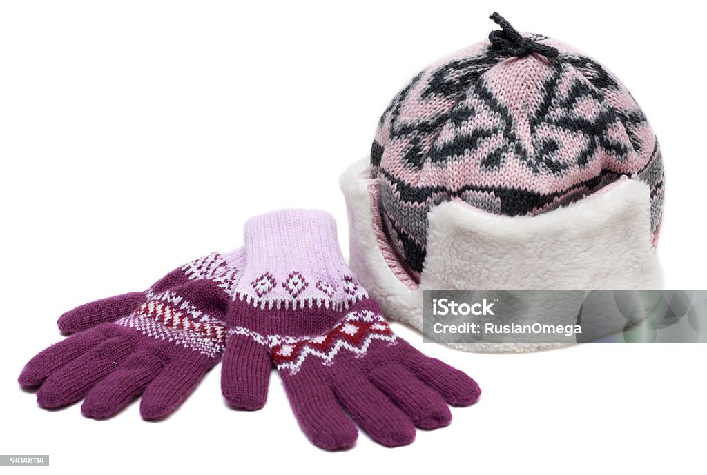 Chapeau d'hiver et gants de fourrure et violet - Photo de Paire de moufles libre de droits