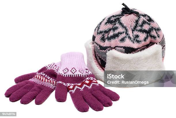 Photo libre de droit de Chapeau Dhiver Et Gants De Fourrure Et Violet banque d'images et plus d'images libres de droit de Paire de moufles - Paire de moufles, Violet, Accessoire