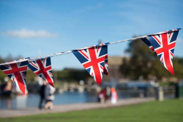 삼각형 영국 로얄 멧새과 전형적인 영어 정원 파티 장면. - cornish flag 뉴스 사진 이미지