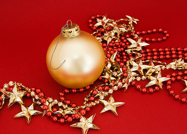 Bola de Árvore de Natal dourada - fotografia de stock