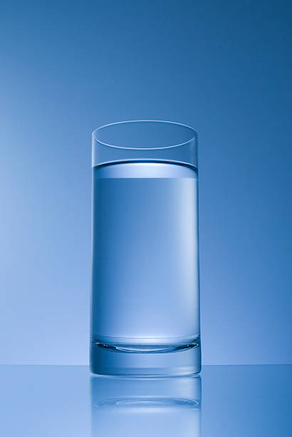 Szklanką wody-niebieski koloryt – zdjęcie