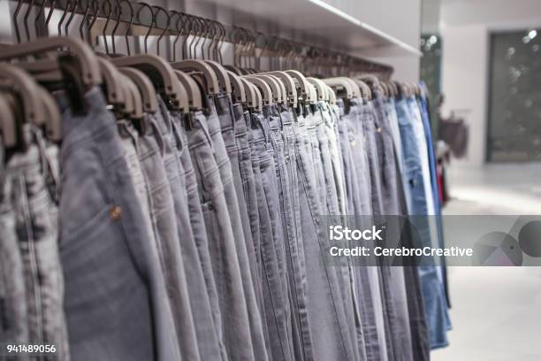 experiencia Noveno trapo Jeans En Ganchos En Tienda Foto de stock y más banco de imágenes de A la  moda - A la moda, Azul, Barra para colgar la ropa - iStock