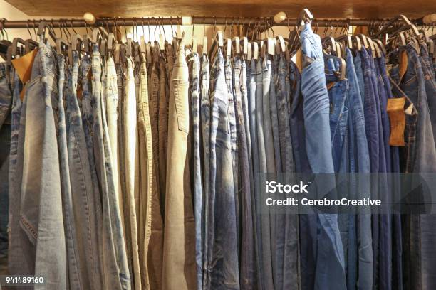 experiencia Noveno trapo Jeans En Ganchos En Tienda Foto de stock y más banco de imágenes de A la  moda - A la moda, Azul, Barra para colgar la ropa - iStock