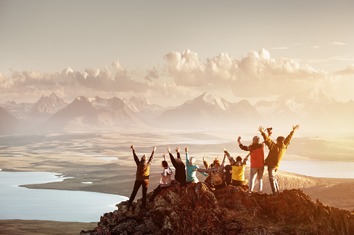 Grupo grande de personas éxito montaña photo