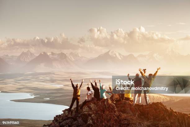 Photo libre de droit de Grand Groupe De Sommet De Montagne De Succès Personnes banque d'images et plus d'images libres de droit de Travail d'équipe