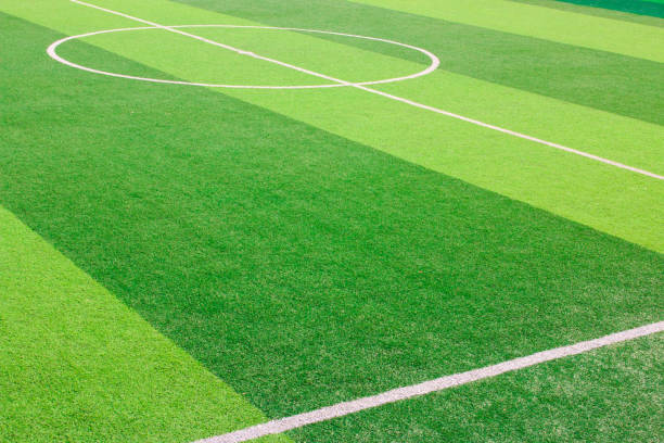 la marca de línea blanca en el campo de fútbol de césped artificial verde - soccer soccer field grass artificial turf fotografías e imágenes de stock