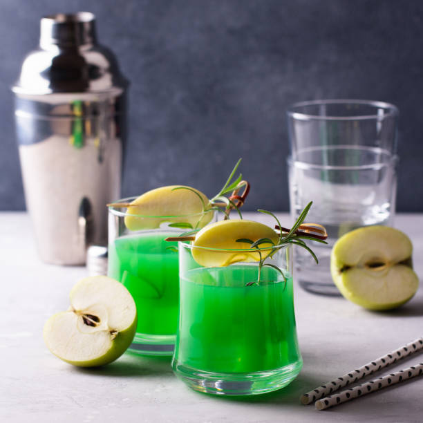 istock Green alcohol cocktail with apple and rosemary. 941500992