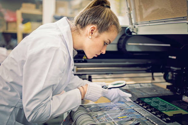 la donna sta lavorando con i resistori pick and place machine nella fabbrica di circuiti stampati - circuit board electrical equipment engineering technology foto e immagini stock