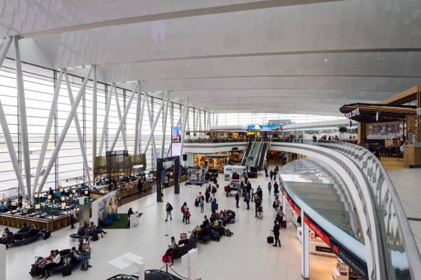 aeroporto internazionale ferenc liszt di budapest (bud) - starbucks women walking restaurant foto e immagini stock