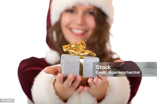 Giovane Di Babbo Natale Donna Dando Regalo Di Natale - Fotografie stock e altre immagini di Adulto