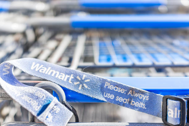 viele reihen von blauen einkaufswagen außerhalb vom store mit zeichen nahaufnahme von walmart speichern parkplatz in virginia - walmart stock-fotos und bilder