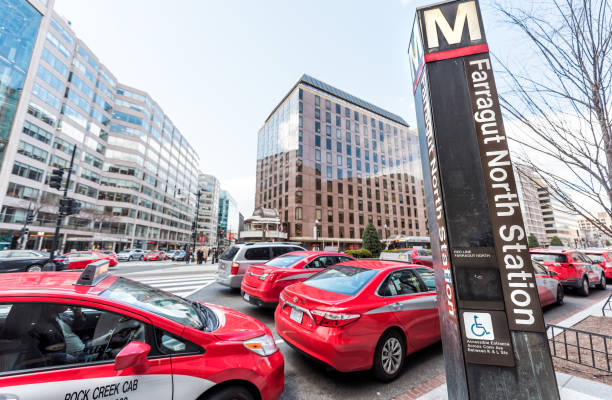 entrada de sinal de farragut north metro estação de metro na cidade capital com muitos rocha vermelha riacho táxis tráfego rua carros táxi closeup - farragut - fotografias e filmes do acervo