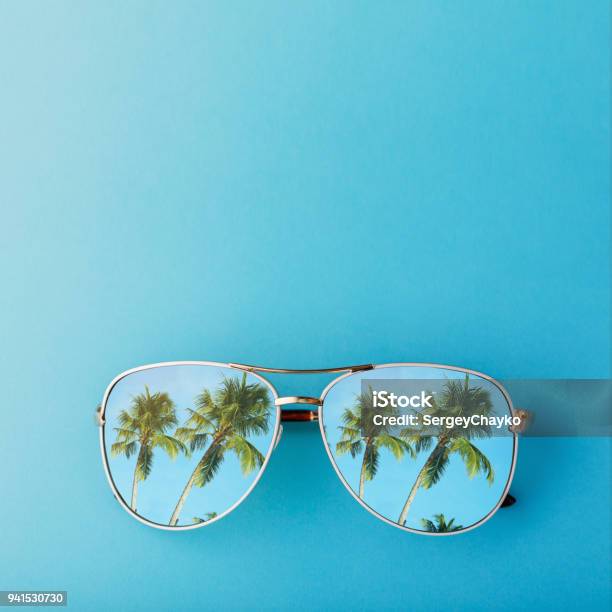 Gafas De Sol Con Palmeras Reflejaban En Ellos Y Espacio Para Texto Vista Superior Foto de stock y más banco de imágenes de Verano