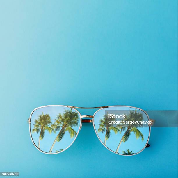 Photo libre de droit de Lunettes De Soleil Avec Des Palmiers Reflètent Dedans Et Espace Pour Texte Vue De Dessus banque d'images et plus d'images libres de droit de Été