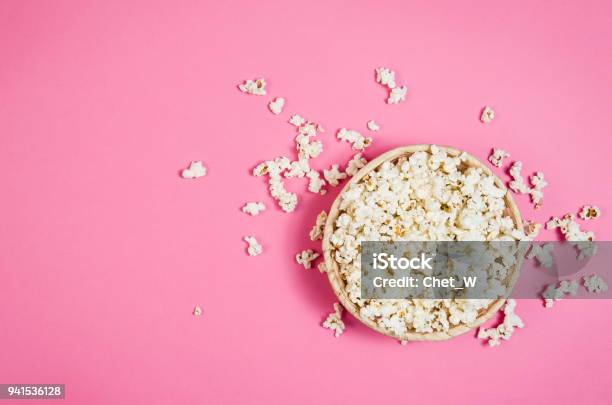 Popcornschale Auf Rosa Hintergrund Draufsicht Mit Textfreiraum Stockfoto und mehr Bilder von Popcorn