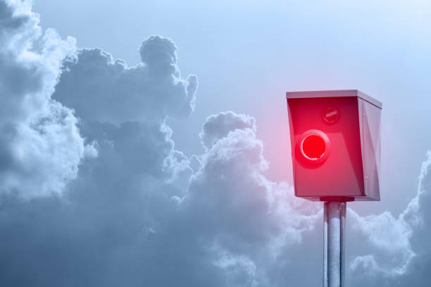eine typische blitzer, radarfalle, blitzer vor wolkenhimmel - driving school flash stock-fotos und bilder
