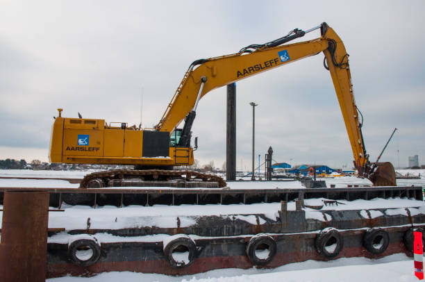 bagger auf einem lastkahn auf einer baustelle - industrial ship earth mover barge yellow stock-fotos und bilder