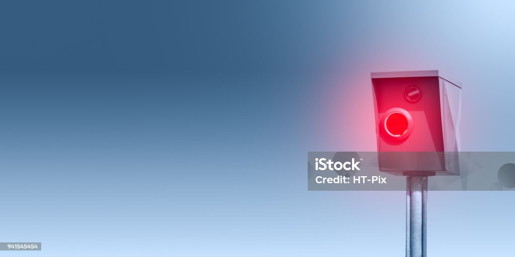 Eine typische Blitzer, Radarfalle, Blitzer vor blauem Hintergrund - Banner - Lizenzfrei Geschwindigkeitsüberwachungskamera Stock-Foto