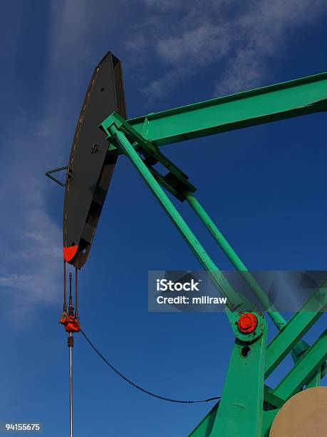 Foto de Preto E Verde Pumpjack e mais fotos de stock de Alberta - Alberta, Calor, Canadá