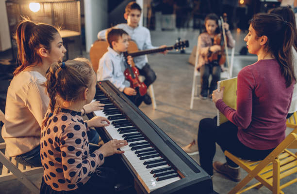 istock Class in kids music school 941558596