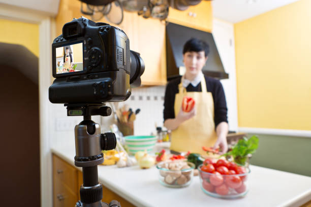 milenaria video blogging blogs tutorial demostración en hogar cocina de cocina - home video camera women videographer digital video camera fotografías e imágenes de stock