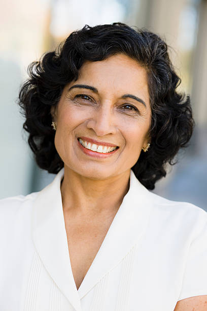 India mujer de negocios sonriendo a la cámara - foto de stock