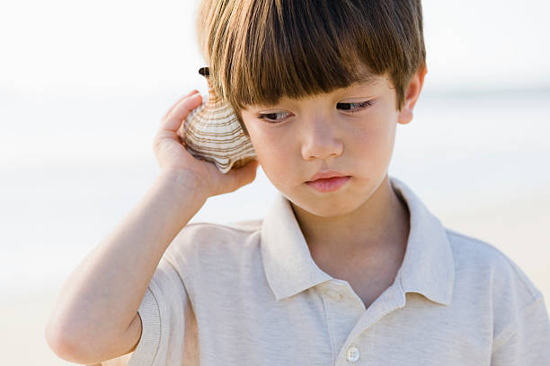 Niño que toma de la carcasa - foto de stock