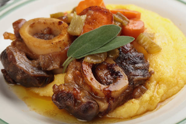 ossobuco com polenta - osso buco veal shank cooked - fotografias e filmes do acervo