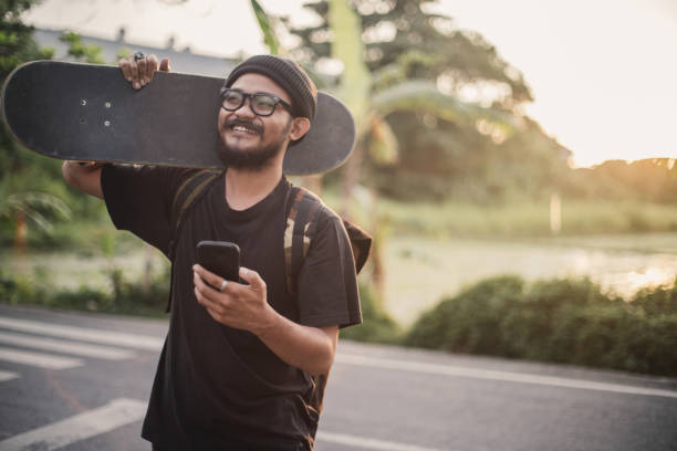 istock Skater man with mobile phone 941574368