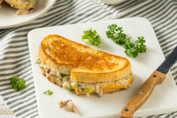 домашний тост тунец melt сэндвич - sandwich tuna tuna salad sandwich salad стоковые фото и изображения