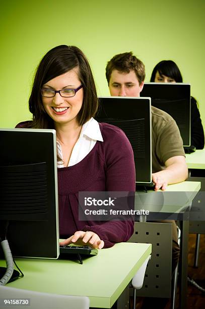 Foto de Sala De Informática e mais fotos de stock de Computador desktop - Computador desktop, Estudante de Nível Superior, Monitor de computador