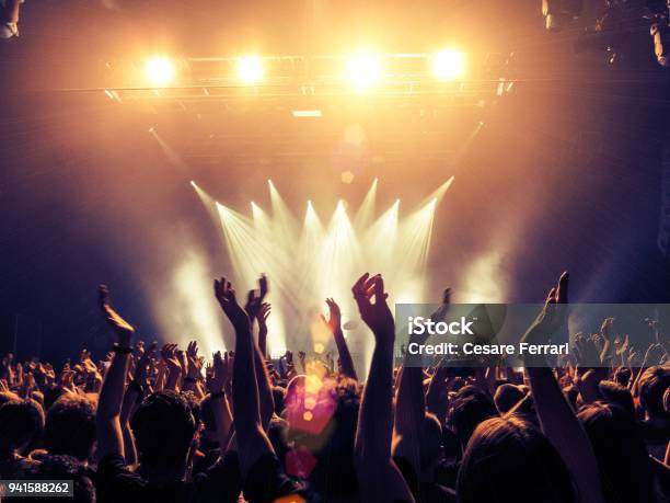 Publikumsansicht Stockfoto und mehr Bilder von Musikfestival - Musikfestival, Aufführung, Musik